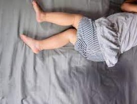 Cách xử lý khi trẻ đái dầm ra đệm không mùi không ố vàng