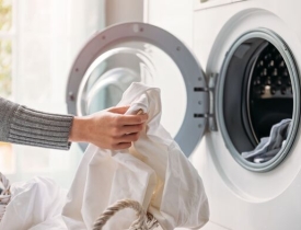 Có nên giặt lại chăn ga gối khi quên phơi?