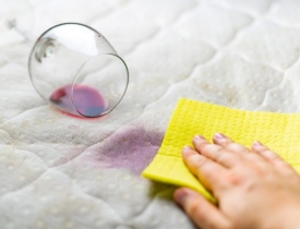 Hướng dẫn cách xử lý khi rượu đổ lên nệm khách sạn