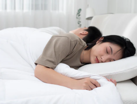 Người hay ra mồ hôi nên chọn loại chăn ga gối nào phù hợp?
