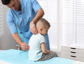 Nên chọn loại nệm nào cho trẻ bị vẹo cột sống?
