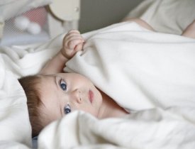 Mẹo xử lí mùi khai trên nệm khi bé tè dầm như thế nào?