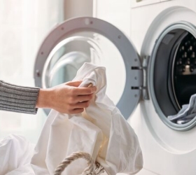 Có nên giặt lại chăn ga gối khi quên phơi?