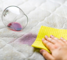 Hướng dẫn cách xử lý khi rượu đổ lên nệm khách sạn