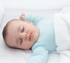 Trẻ sơ sinh cần ngủ bao nhiêu giờ mỗi ngày?