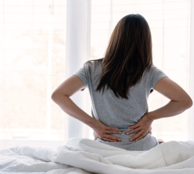 Bị đau lưng nên nằm nệm gì? Bí quyết chọn nệm hỗ trợ đau lưng