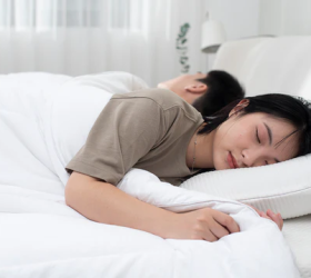 Người hay ra mồ hôi nên chọn loại chăn ga gối nào phù hợp?