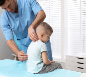 Nên chọn loại nệm nào cho trẻ bị vẹo cột sống?