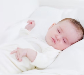 Trẻ sơ sinh nên nằm giường hay nệm tốt hơn?