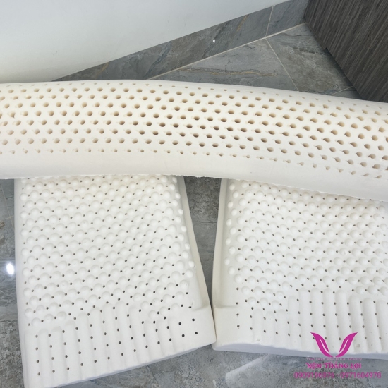 Gối cao su thiên nhiên 100% của công ty nệm Thắng Lợi êm mềm chống mỏi vai gáy